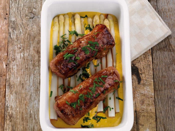 Gebakken lamsvlees met witte asperges, groene kruiden en mosterdsaus