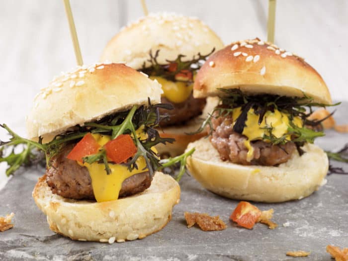 Mini-hamburger met mosterdsaus