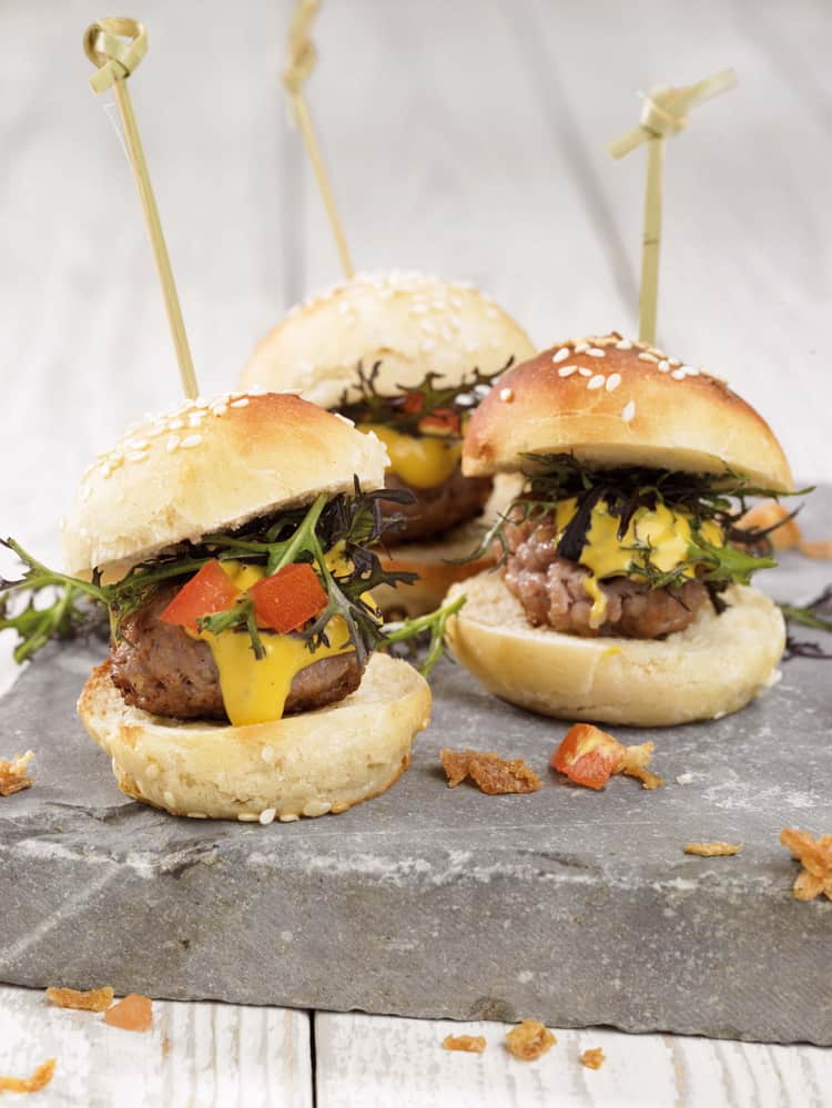 Mini-hamburger met mosterdsaus