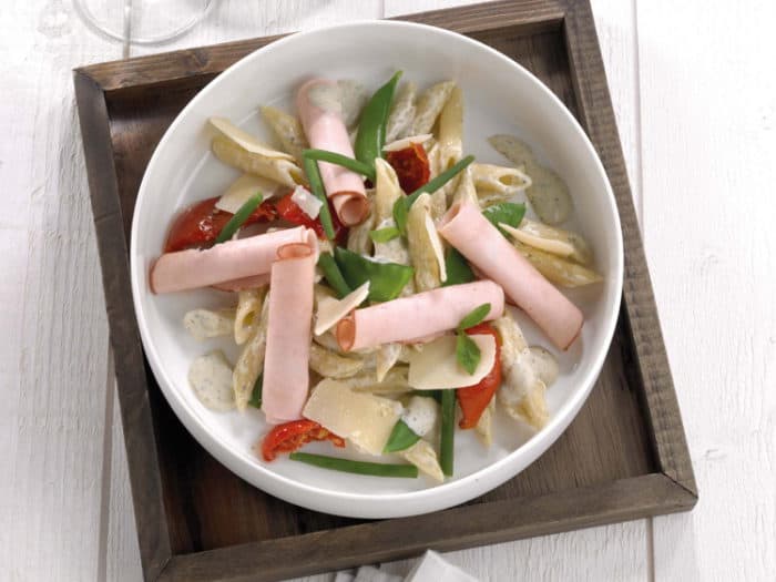 Pastasalade met kippenwit, parmezaan en pestodressing