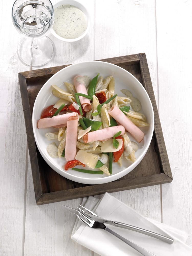 Pastasalade met kippenwit, parmezaan en pestodressing